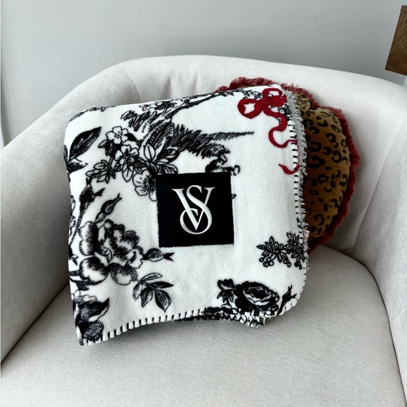 Victoria's Secret LIMITED EDITION Holiday Sherpa Throw Blanket - Picture 1 of 4